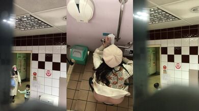 小吃店女厕全景偷拍多位漂亮小姐姐各种姿势嘘嘘 (10)