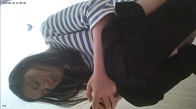 蓝色条纹女 大专女厕全景偷拍众多的学妹前来嘘嘘各种美鲍轮番呈现 (1)