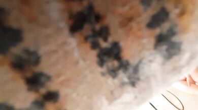 屌丝门缝下偷窥女邻居洗澡在手淫故意压着嗓子淫笑了几声,妹子瞬间动作僵硬住了