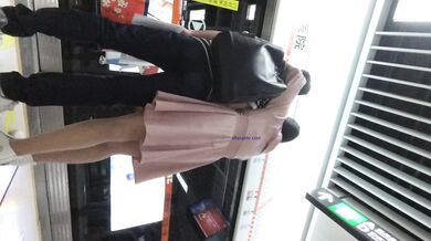 【最新极品抄底】成都地铁医院抄底惊现无内长腿美女 各式内内让人喷血 幻想扒下推到啪啪 (8)