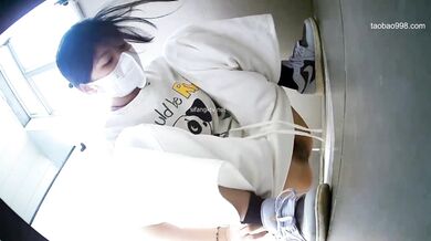⚫️⚫️校园厕拍达人潜入职校女厕④，定点全景偸拍，超多学生妹方便，各种浑圆大屁股，双洞看的清楚 (4)