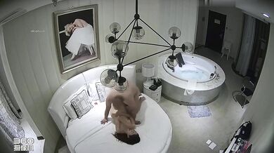 监控破解身材健硕的光头老板和白白嫩嫩的美女助理酒店开房啪啪